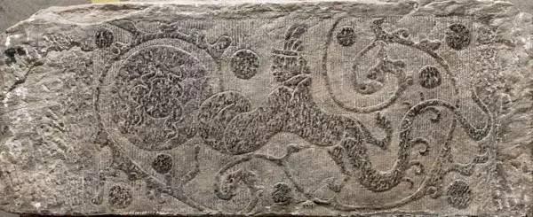 汉墓画像石《嫦娥奔月》，南阳汉画馆藏。