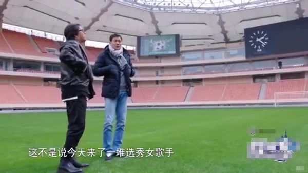 51岁高晓松近照瘦太多 穿紧身裤秀出一双筷子腿