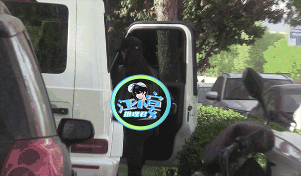 张小斐开豪车独自喝咖啡 爆红后被曝住千万豪宅