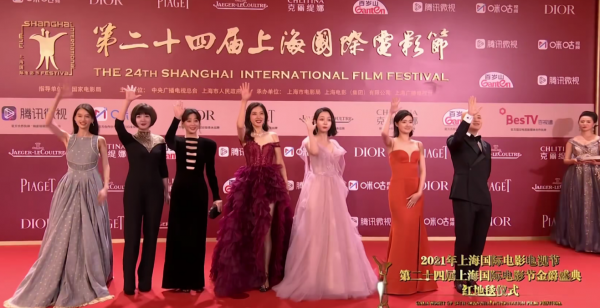 上海电影节女星争艳“龙女郎”张蓝心鸽子蛋十分吸睛！