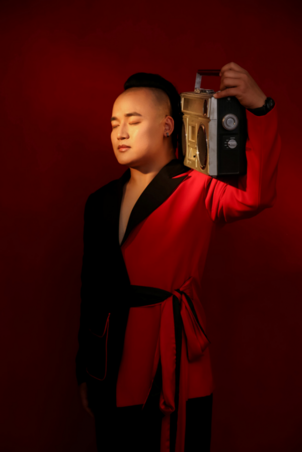 资深电影策划人乔长浩为其量身定制歌词,音乐创作人刘思进作曲并编曲