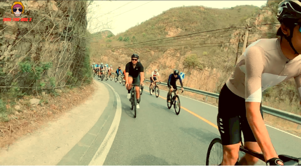 杨天宁与百名自行车运动爱好者共同记录 打造为青春点赞的公路之歌