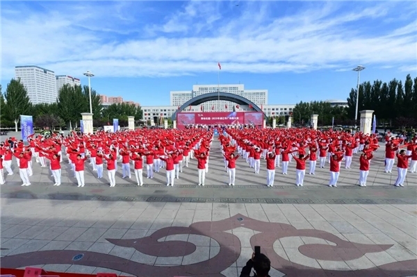 乌兰图雅为舞动北疆·2023年通辽市广场舞大赛激情开唱