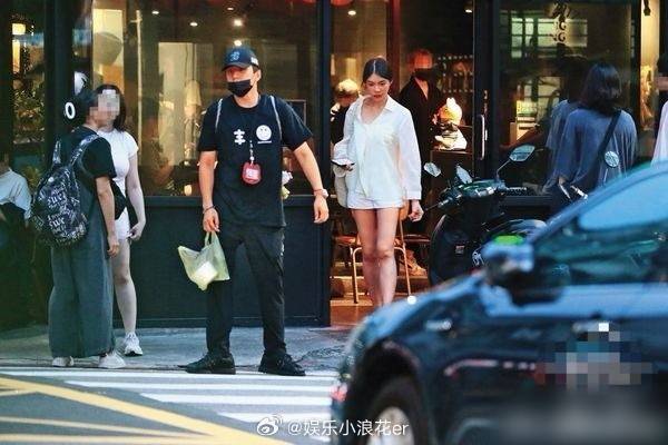 王大陆服役假期和女友约会 两人一路散步心情不错