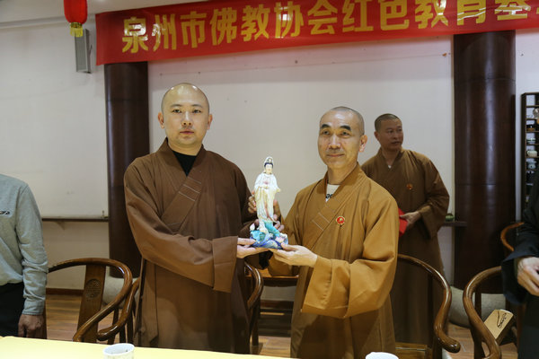 长沙麓山寺方丈永兴大和尚在麓山寺会议室会见了向愿大和尚一