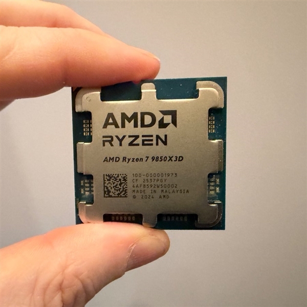 全球最快游戏CPU开盖：AMD锐龙7 9850X3D实拍首发！