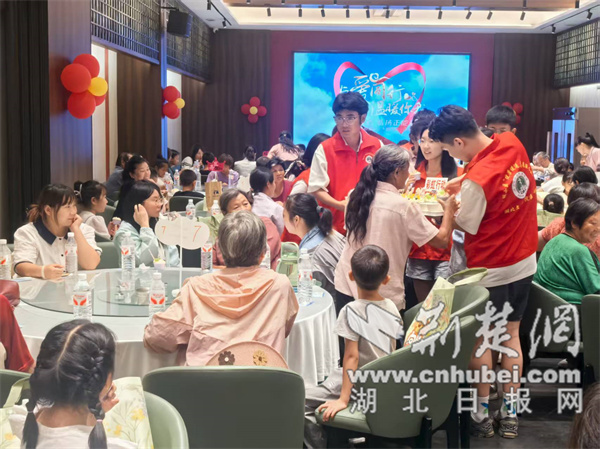 暖心祝福点亮留守童年！襄阳50余名孩子共享特别“集体生日趴”