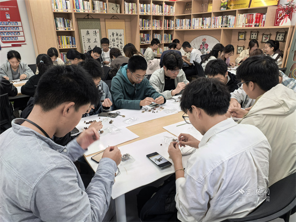 中医药课堂进社区 种子钥匙扣传健康