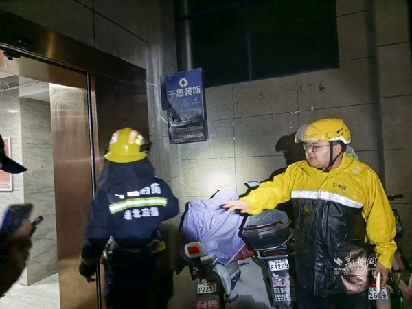 骑手家庭走进消防站开展亲子安全体验 湖北消防与美团携手推进“骑心守护，荆楚平安”消防共治