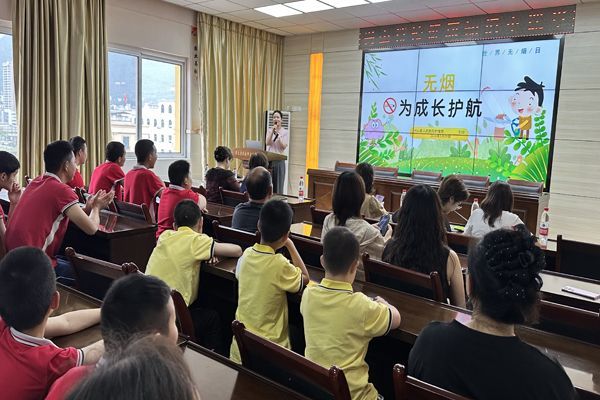 “白衣天使”送来“健康大礼包”，兴山特校儿童温暖过节 图3