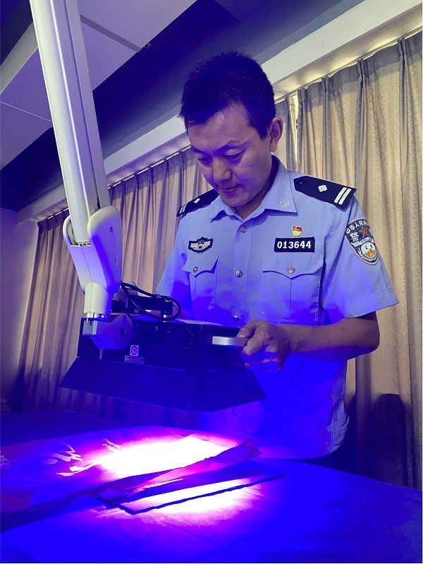 何成鹏:当好“鉴”证者 手握“侦”功夫
