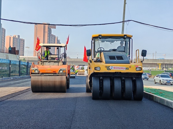 武汉高新六路综合改造工程首段主路沥青摊铺完成