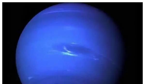 海王星有多大？每个坑都比地球大，风速等于台风100级