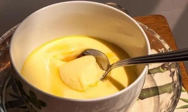 蒸鸡蛋羹时,万万不可用温水和凉水,用它代替,鸡蛋鲜嫩有营养