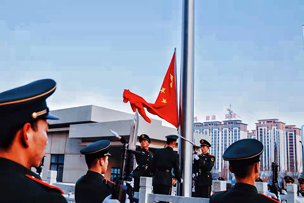 大图直击：武警河南总队各支队举行升旗仪式