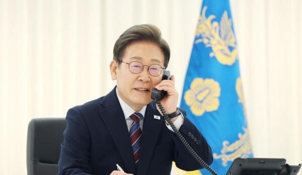 李在明上任第二天，就高举“反日旗”，首次演讲要求韩摒弃亲日论调