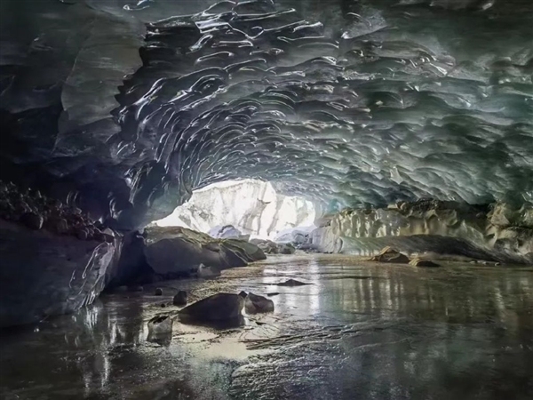 西藏发现165米大型冰洞 进入其中好似进入时空隧道一缕光线便能体验梦幻景象