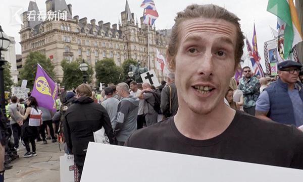 英国反移民与反种族主义两拨人对峙!
