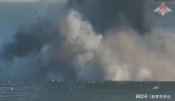 俄军巡飞弹打爆乌军自爆艇：自爆艇高速转向躲避，仍被击中炸成碎片