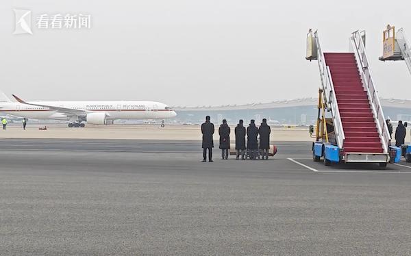 带着诚意！德国总理默茨已抵京 小跑两步出客舱