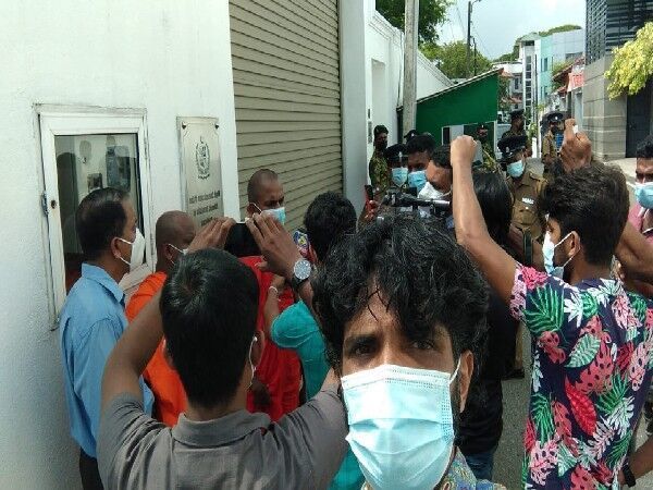 斯里兰卡男子在巴基斯坦被当街焚烧 巴总理谴责!