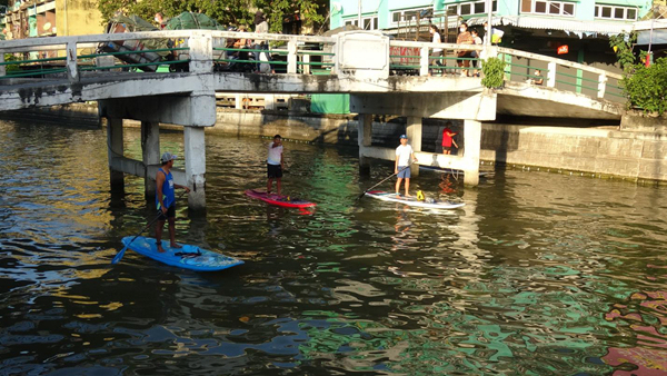 曼谷桨手悠游运河找寻被遗忘的水上文化