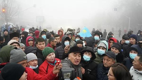 哈萨克斯坦非法抗议者控制机场 游行示威变成骚乱