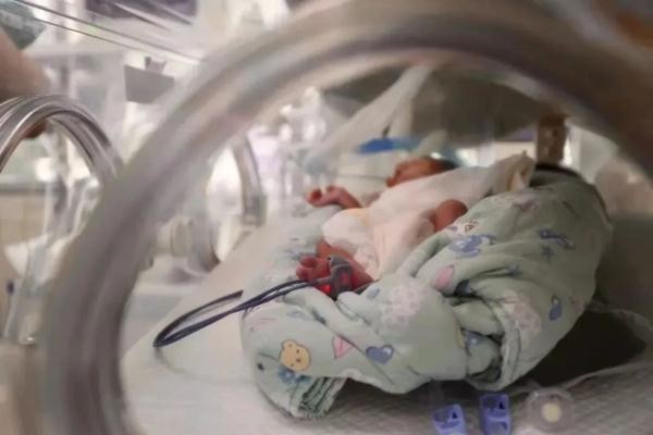 24岁产妇早产1女4男5胞胎 医生称概率6000万分之一