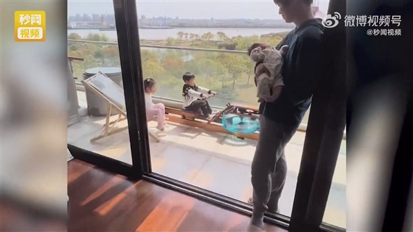 上海三孩家庭封闭期间在阳台划船露营野餐 引网友羡慕