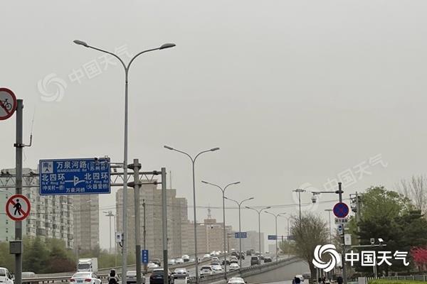 北京迎来大风沙尘天气 明日气温下降明显
