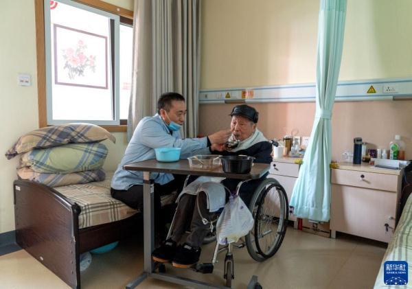 劳动创造幸福——养老院护理员的平凡故事