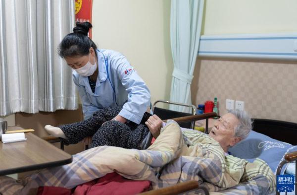 劳动创造幸福——养老院护理员的平凡故事