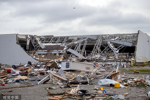 美国密歇根州遭遇罕见龙卷风 掀翻车辆摧毁屋顶