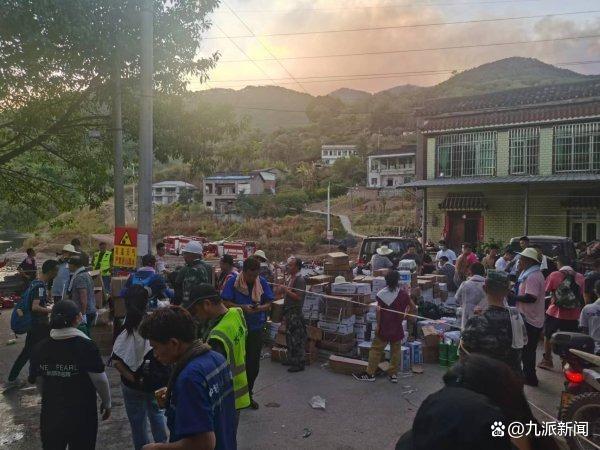 重慶山火:領導都上山參與救援 志愿者騎摩托運送物資