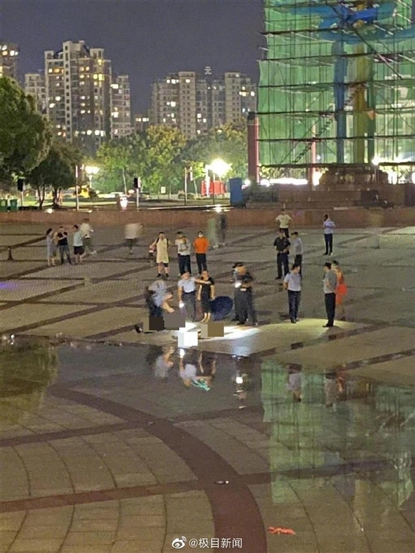 安徽一广场上多人遭雷击 2人身亡 事件原因正在调查