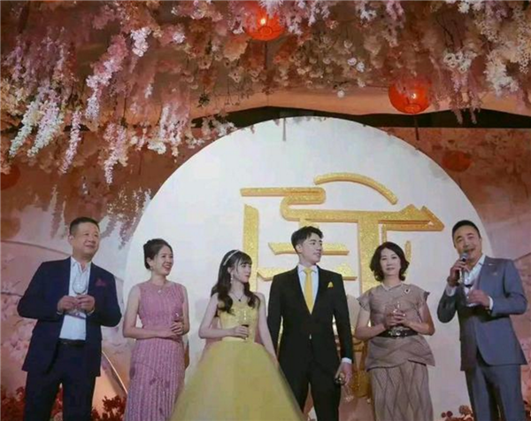 七匹狼公子与特步公主联姻 
