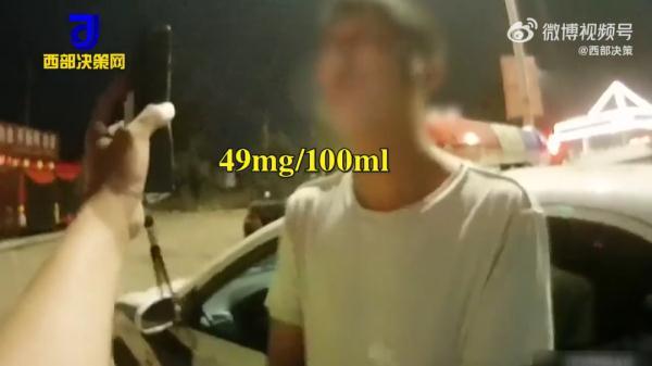 弟弟酒驾离开哥哥不放心酒驾追双双被查 结果2人还是无证驾驶
