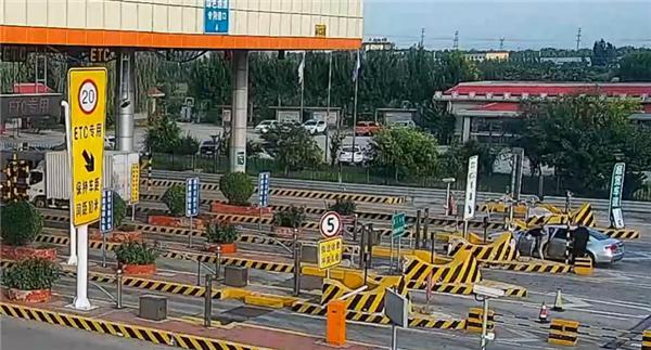 16岁少年打工买奥迪无证上高速 车被暂扣罚款一千