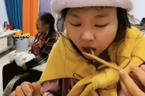 宝妈坐月子吃了8只鸡100多个蛋，6个猪蹄12斤排骨