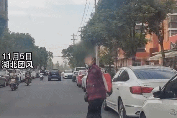 大娘体力不支误把警车当出租车 民警：为人民服务