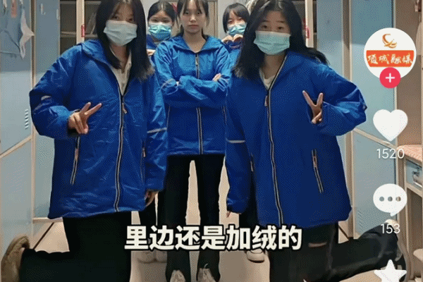 郑州一高校给学生免费发放冲锋衣