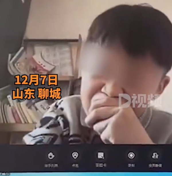 太社死！男孩上网课吃苹果太投入，被老师投在主屏没发现