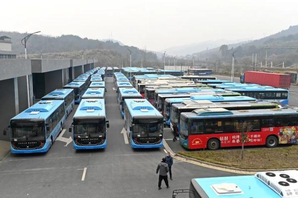坠机、求药、解封 2022值得记住的声音 记住这些大步往前走吧