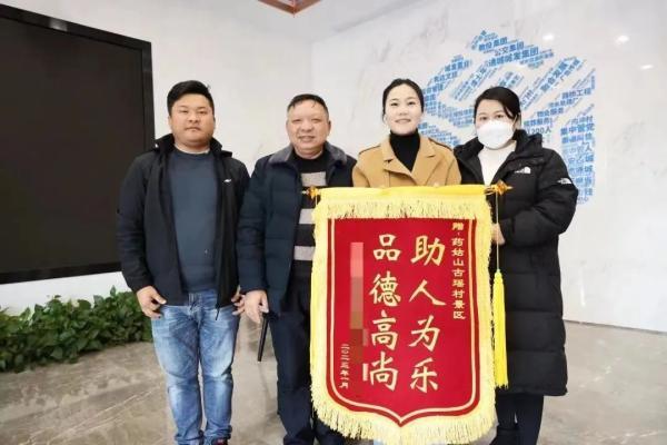 当事人回应景区抽水8小时帮其捞手机：普通游客 没特殊背景