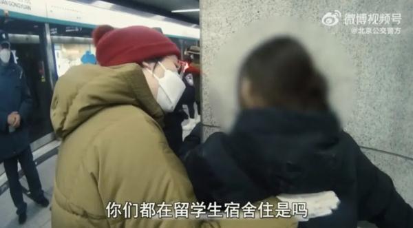 民警下班途中安抚留学生 网友：我也想被抱抱 