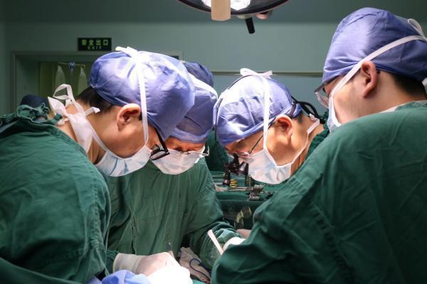 女童因肿瘤切除小肠 爸爸切肠救女，手术非常成功 不久便能出院