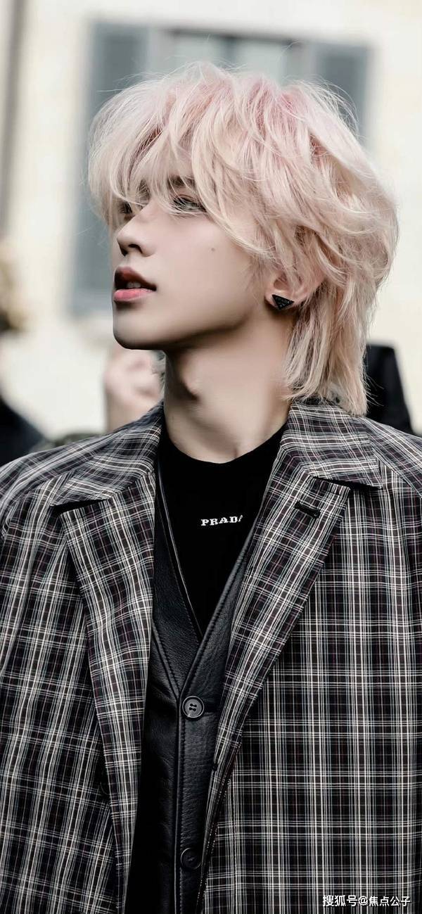 明星米兰时装周看秀造型 肖战温柔风，李宇春很飒