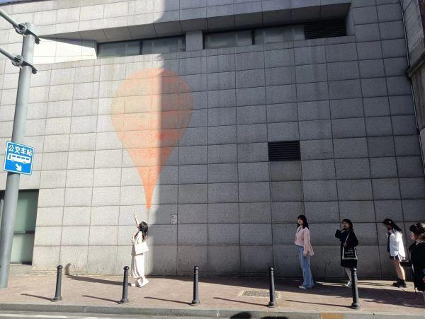 武汉街头“网红气球”褪色 专家解释本意就是让其褪色   