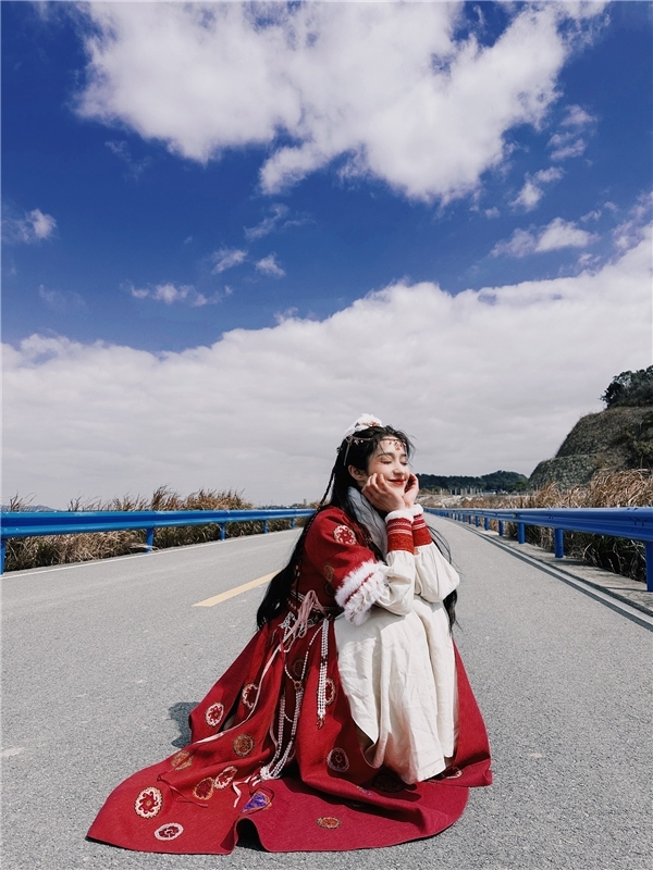 哈妮克孜焉栩嘉新剧杀青 哈妮克孜为守护姐姐幸福“替嫁”到北朔