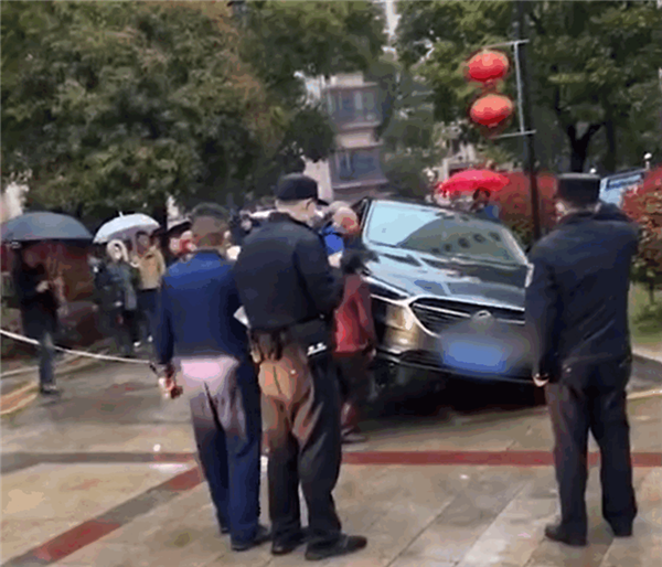 消防车被小车挡道 业主联系未果合力掀翻！车主不干了